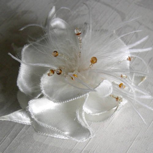 Barrette fleur blanche satin, plumes, perles et paillettes, accessoires coiffure, mariage