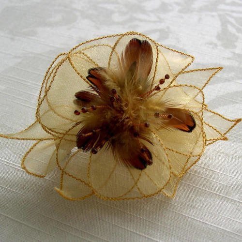 Barrette fleur organza jaune, plumes et perles, accessoires coiffure