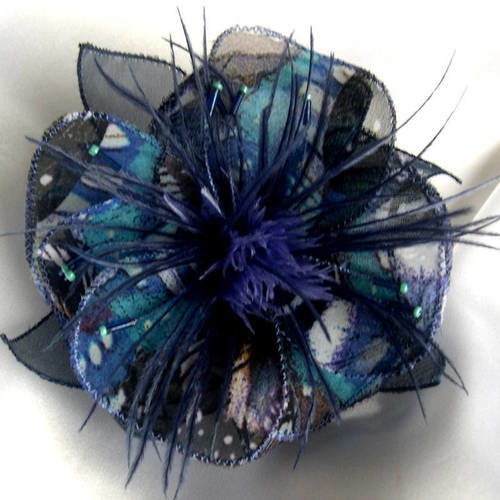 Broche fleur en tissu, organza, plumes et perles,  accessoires femme, bleu et marron, 215