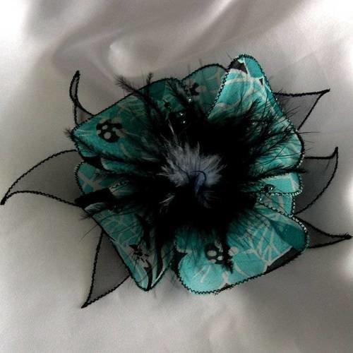 Barette fleur en tissu et organza, plumes et perles, accessoires coiffure,  vert et noir