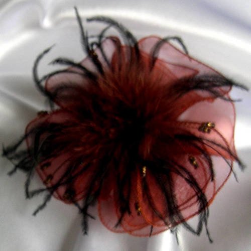 Barrette fleur en organza orange, plumes noires et perles, accessoires coiffure