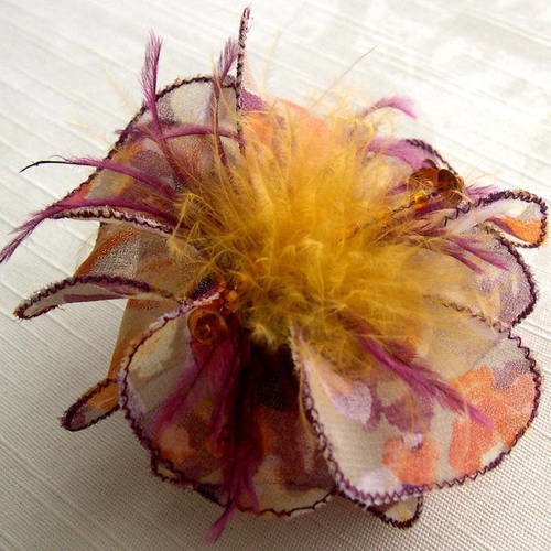Barette fleur en tissu, plumes et perles, accessoires coiffure, beige, orange, violette et jaune, 056