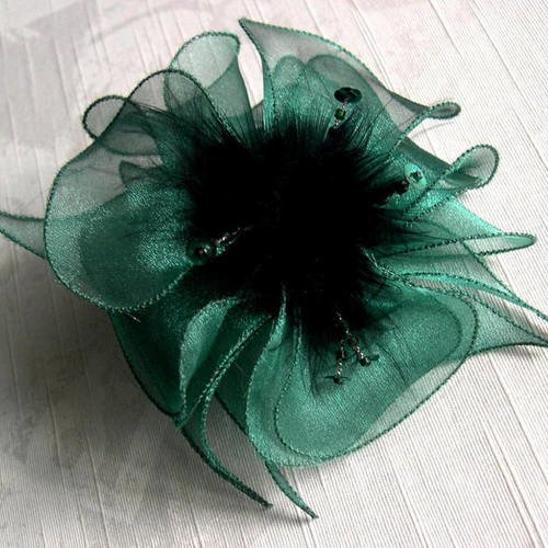 Broche fleuren organza vert, plumes noires et perles, accessoires femme