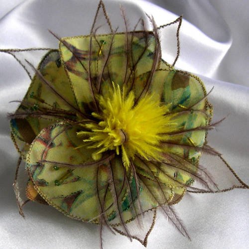 Broche fleur en tissu, organza, plumes et perles, accessoires femme, jaune et marron, 216