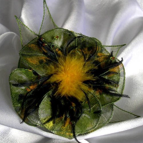 Broche fleur en tissu, organza, fleur plumes et perles, accessoires femme, vert, noir et jaune, 210