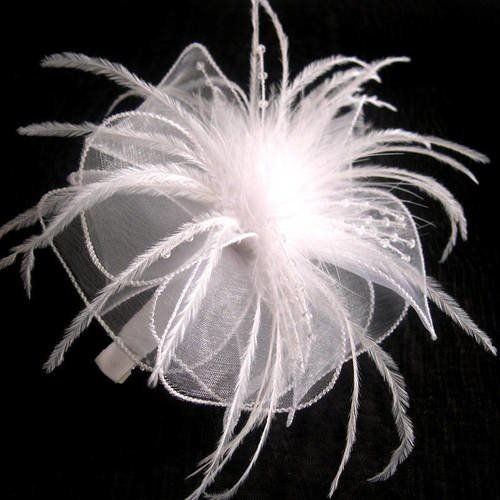 Barrette fleur en organza blanc, plumes et perles, accessoires coiffure, mariage
