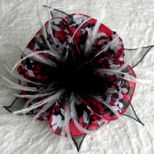 Broche fleur en tissu, organza, plumes et perles,  accessoires femme, rouge, noir et blanc, 030