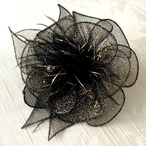 Broche fleur en tulle noir doré, organza, plumes et perles