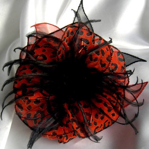 Broche fleur en tissu, organza, plumes et perles, accessoires femme, orange et noir 207