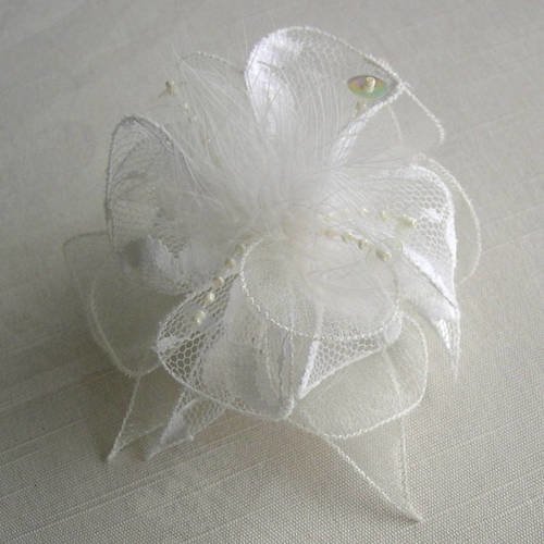 Barrette fleur blanche en organza, dentelle, plumes et perles, accessoires coiffure, mariage