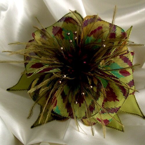 Broche fleur en tissu, plumes et perles, accessoires coiffure, mariage, fête, cadeau,  verte anis et prune, 265