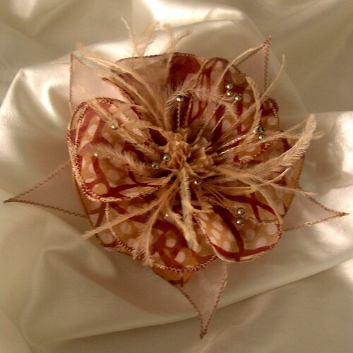 Broche fleur en tissu, organza, plumes et perles, accessoires femme, mariage, fête, cadeau, beige et  marron, 267