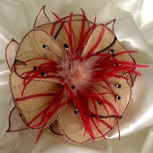 Barette fleur en tissu, organza, plumes et perles, accessoires coiffure, mariage, fête, cadeau, beige et rouge, 263