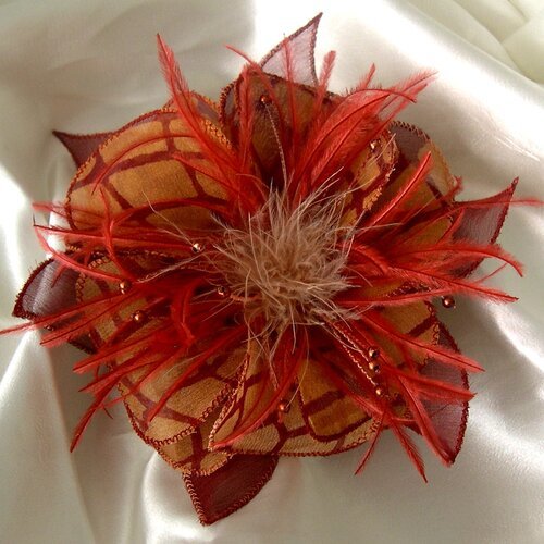 Broche fleur en tissu, organza, plumes et perles,  accessoires femme, mariage, cadeau, orange et  marron, 267