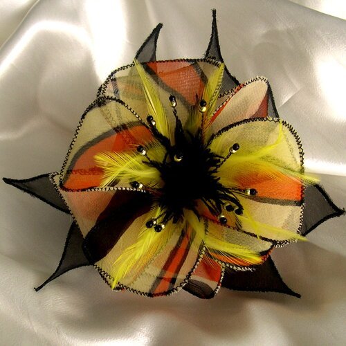 Barrette fleur en tissu, organza,  plumes et perles, accessoires femme, mariage, cadeau, beige, orange, noir et jaune, 268