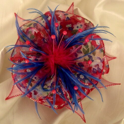 Broche fleur en tissu, organza, plumes et perles, accessoires femme, mariage, cadeau, blanc, rose et bleu, 156