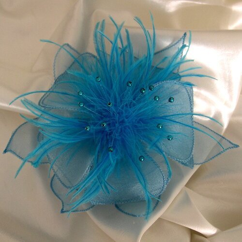 Barrette fleur en organza bleu, plumes et perles, accessoires coiffure, mariage, ceremonie, fête