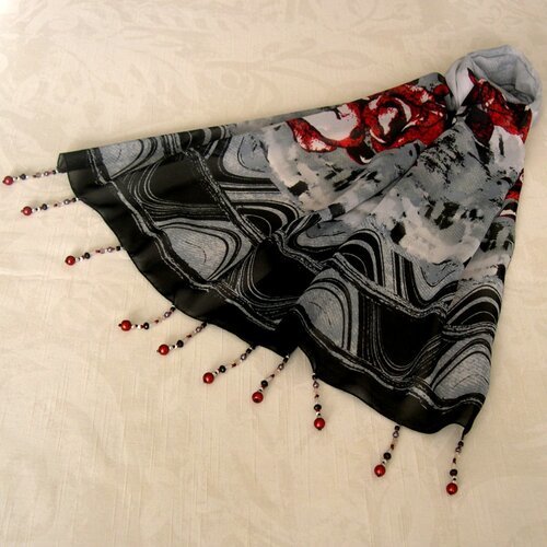 Foulard décoré de perles, écharpe légère,accessoires femme, cadeau,, gris, noir et rouge, motif roses rouges, 082