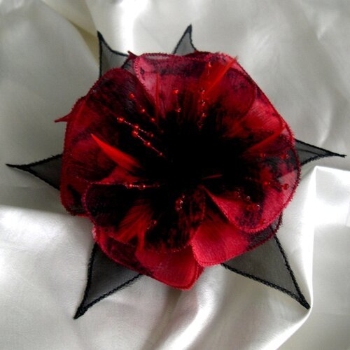 Broche fleur en tissu, organza, plumes et perles, accessoires femme, mariage, ceremonie, fête, cadeau, rouge etr noir