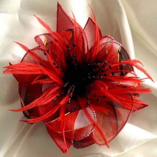 Broche fleur en tissu, organza, fleur plumes et perles, accessoires femme, cadeau, rouge, noir et blanc, 117