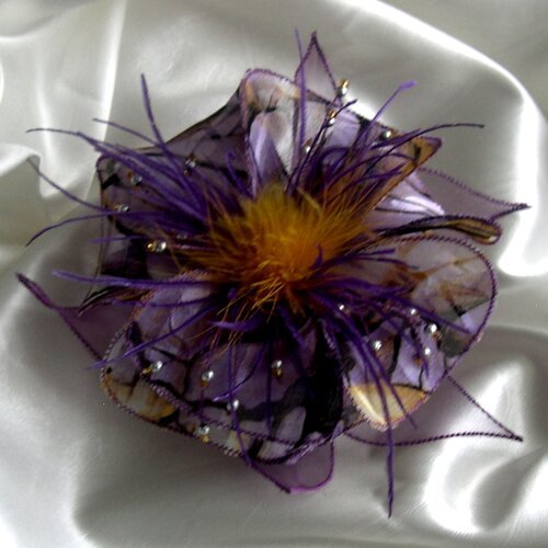 Broche fleur en tissu, organza, plumes et perles, accessoires femme, mariage, fête, cadeau, jaune, violet, noir, 058