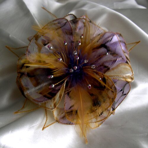 Broche fleur en tissu, organza, plumes et perles, accessoires femme, mariage, fête, cadeau, jaune, violet, noir, 058