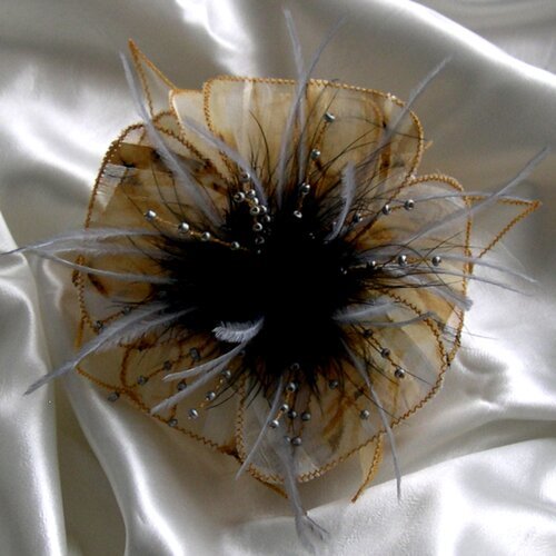 Broche fleur en tissu, organza,  plumes et perles,accessoires femme, mariage, fête, cadeau, jaune, gris et noir, 074