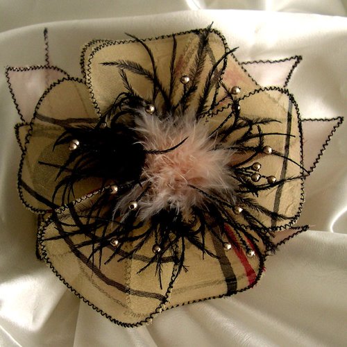 Barette fleur en tissu, organza, plumes et perles, accessoires coiffure, mariage, fête, cadeau, beige et noir, 263