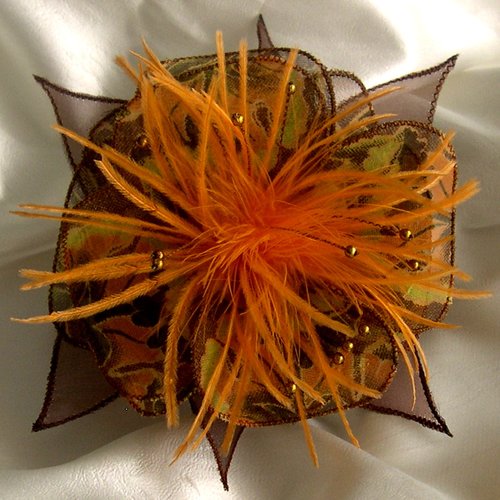 Broche fleur en tissu, organza, plumes et perles,  accessoires femme, mariage, fête, cadeau, orange marron, 269