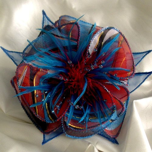 Broche fleur en tissu, organza, plumes et perles, accessoires femme, mariage, fête, cadeau, rouge et bleu, 117
