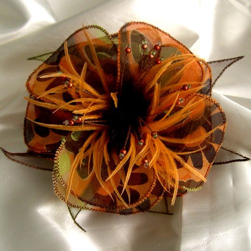 Broche fleur en tissu, organza, plumes et perles, accessoires femme,mariage, fête, cadeau orange marron, 269