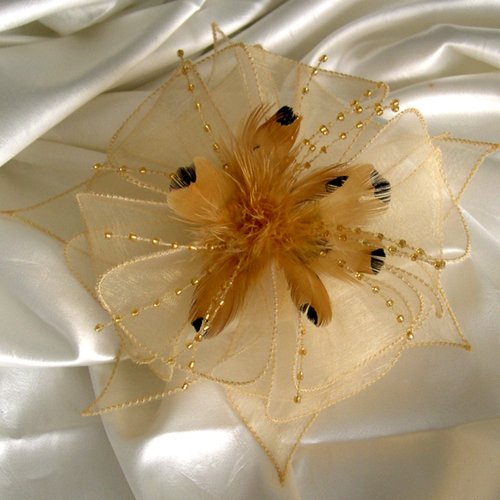 Broche fleur en organza jaune/beige, plumes et perles, accessoires femme, mariage, fête, ceremonie