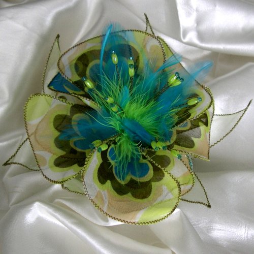 Barrette fleur en tissu, organza, plumes et perles, accessoires femme, mariage, fête, cadeau, jaune vert et bleu, 266