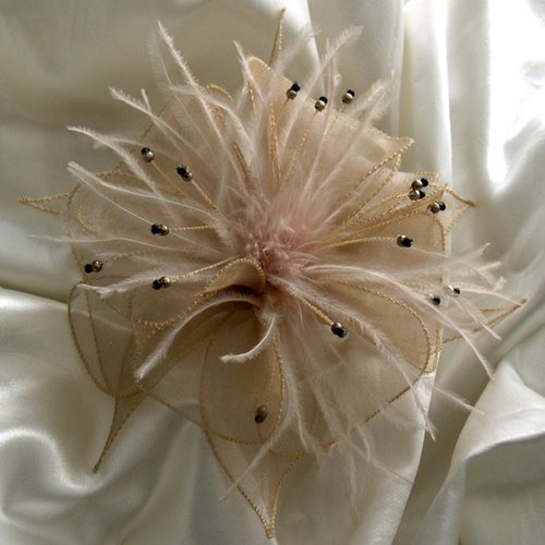 Broche fleur beige en organza beige, plumes et perles, accessoires femme, mariage, fête, ceremonie, cadeau