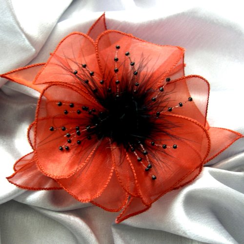 Broche fleur en organza orange rouille, plumes et perles noires, accessoires femme, mariage, ceremonie, fête