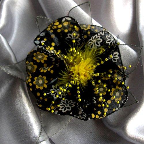 Broche fleur en tissu, organza, plumes et perles, accessoires femme, mariage, fête, cadeau, jaune, gris et noir, 130