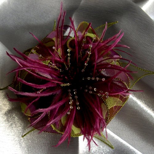 Broche fleur en tissu, organza, plumes et perles, accessoires femme, mariage, fête, cadeau, violet prune et  vert, 275