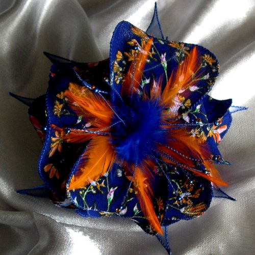 Broche fleur en tissu, organza, plumes et perles, accessoires femme, mariagen fête, cadeau, bleu et orange, 283