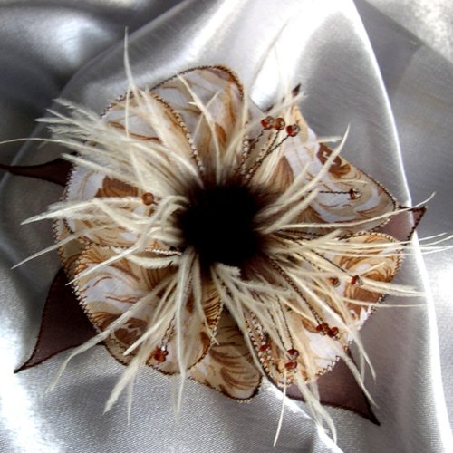 Broche fleur en tissu, organza, plumes et perles,  accessoires femme, mariagen fête, cadeau, beige marron, 094