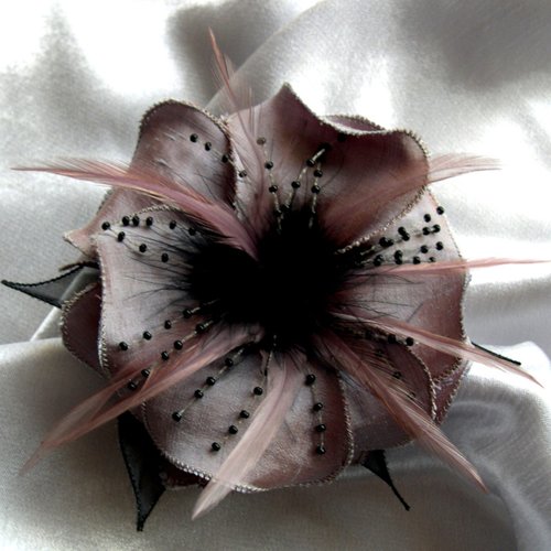 Broche fleur en soie gris taupe, plumes et perles, personnalisée, accessoires femme,  mariage, fête, cadeau
