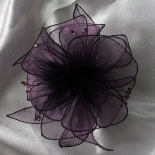 Barrette fleur en organza violet prune, plumes et perles, accessoire femme, mariage, fête, cadeau, violet prune et noir