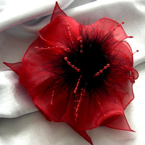 broche fleur en organza rouge, plumes noires et perles, personnalisée, accessoires femme, mariage, fête, cadeau