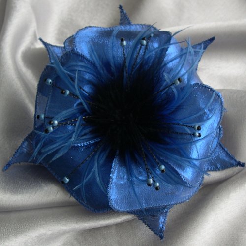 Broche fleur bleue en tissu lamé, plumes et perles, accessoires femme, mariage, fête, cadeau, bleu et noir