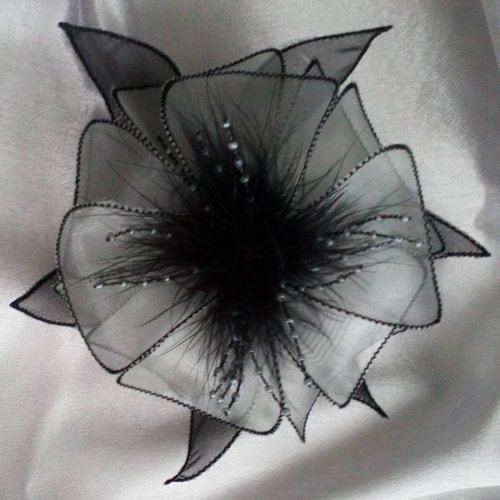 Broche fleur en organza gris et noir, plumes et perle,  accessoires femme, mariage, fête, cadeau
