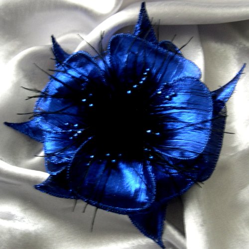 Broche fleur bleue en tissu lamé, plumes et perles, accessoires femme, mariage, fête, cadeau
