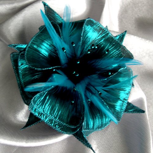 Broche fleur bleue turquoise en tissu lamé, plumes et perles, accessoires femme, mariage, fête, cadeau, bleu et noir