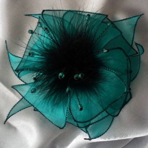 Broche fleur bleue en organza bleu vert, plumes noires et perles, accessoires femme, mariage, ceremonie, fête