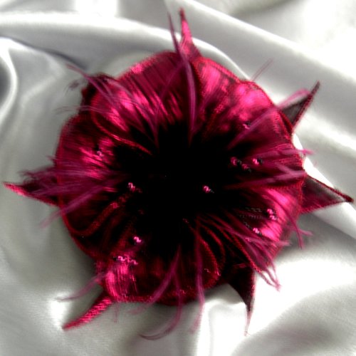Broche fleur bleue rose foncé en tissu lamé, plumes et perles, accessoires femme, mariage, fête, cadeau,
