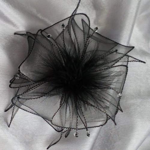 Broche fleur en organza gris, plumes noires et perles, accessoires femme, fleur mariage, fête, cadeau