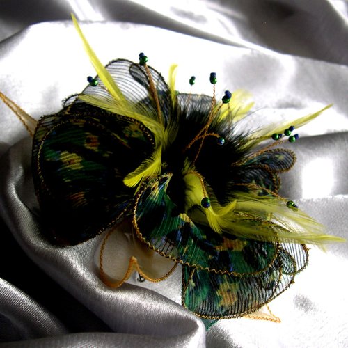Broche fleur en tissu, organza, plumes et perles, accessoires femme, mariage, fête, cadeau, vert et jaune, 285